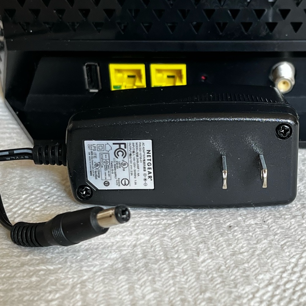 Netgear 2-in-1 Modem Router Combo - Picture 5 of 11